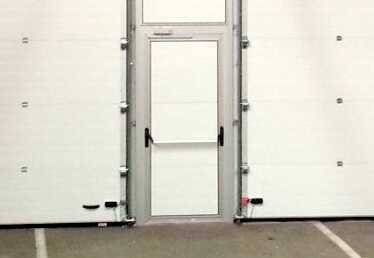 Porte de garage Bas Rhin sectionnelle avec portillon industrielle